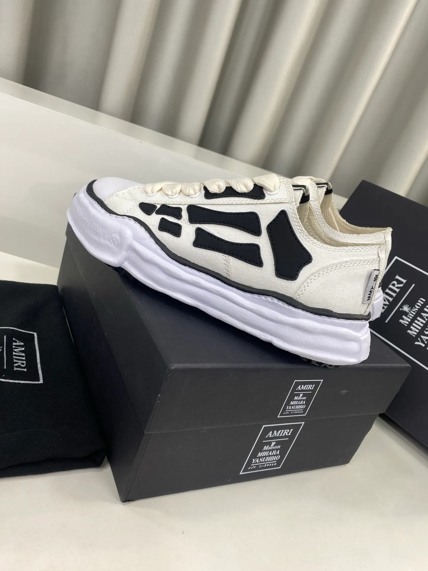[AMIRI Handmade clay mold soles and AMIRI's iconic BONES leather embroidery details are a major feature of the shoe, showing unique craftsmanship and style🚩 Material: Upper original custom space Monica canvas! Lining: original technical cloth, outsole: original molded steel-stamped EVA foam bottom,